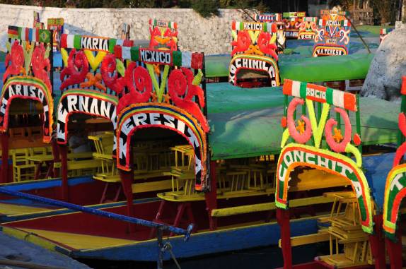 Trajineras no embarcadeiro principal de Xochimilco, Cidade do México